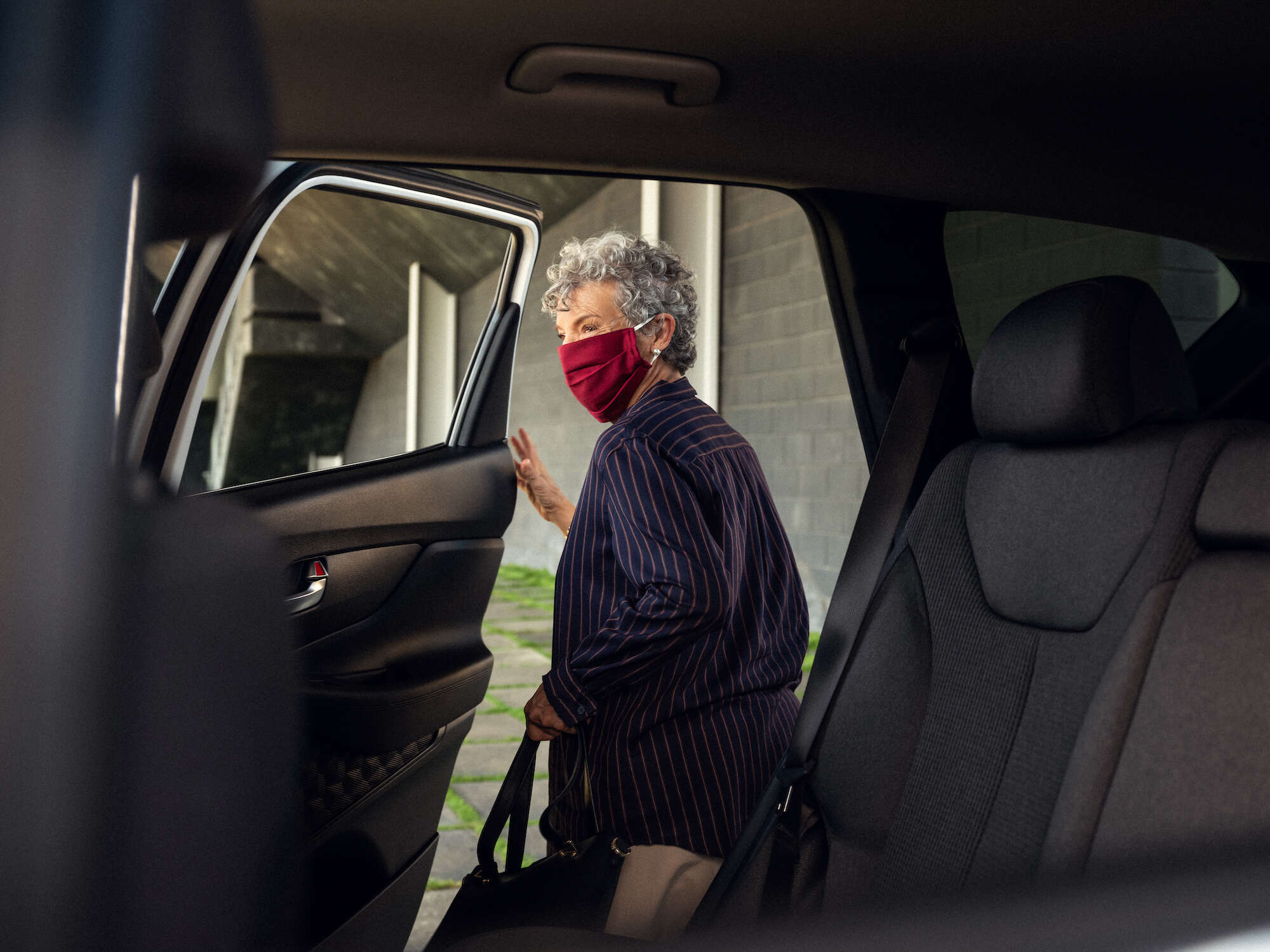lyft is making it easier to get your covid-19 vaccine - thrillist on lyft car seat dallas