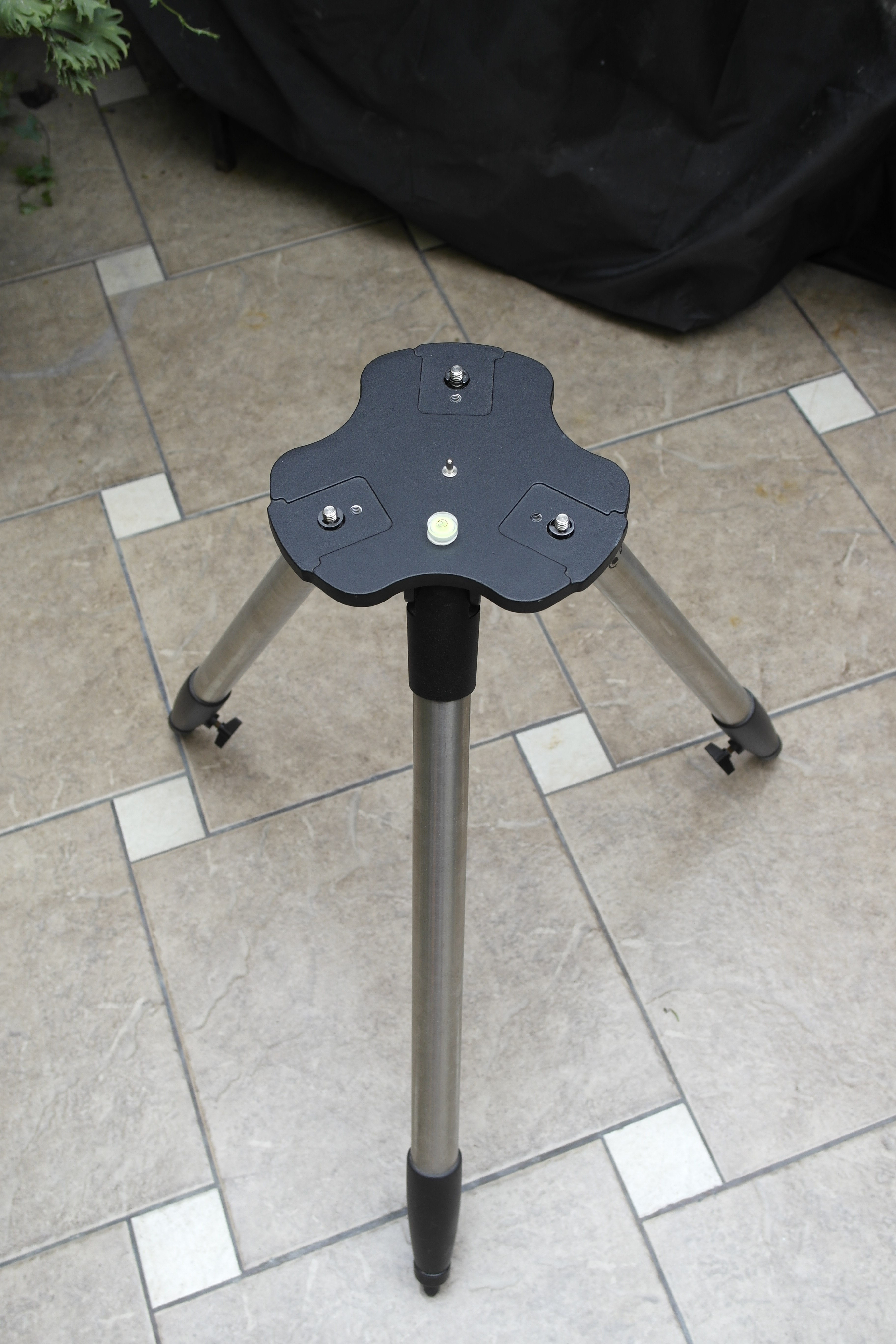 Utilizando una burbuja de aire para alinear las patas del trípode de forma horizontal.