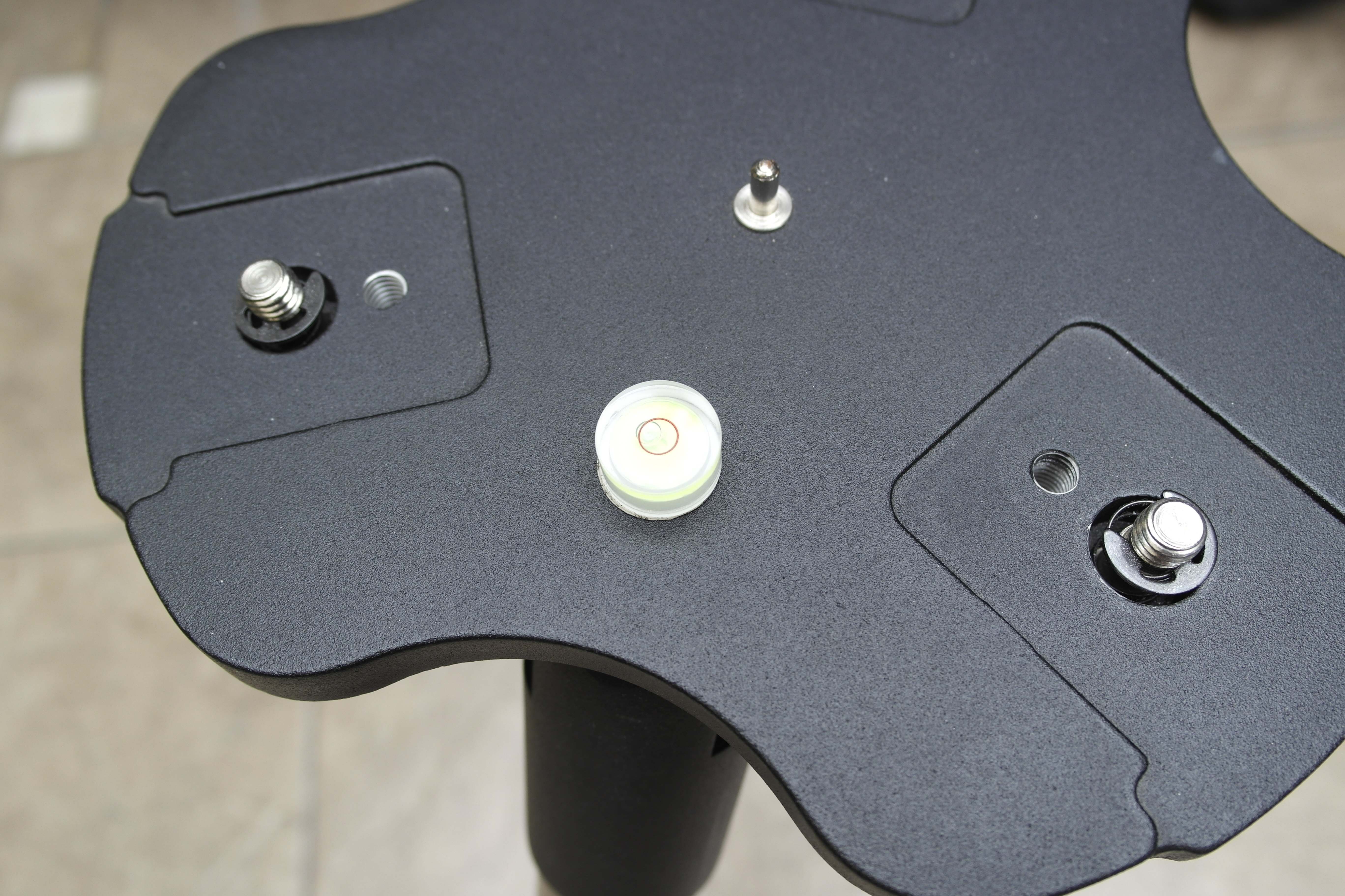 Utilizando una burbuja de aire para alinear las patas del trípode de forma horizontal.