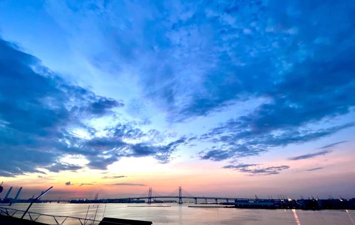 横浜市中区 大桟橋からのぞむ横浜ベイブリッジ