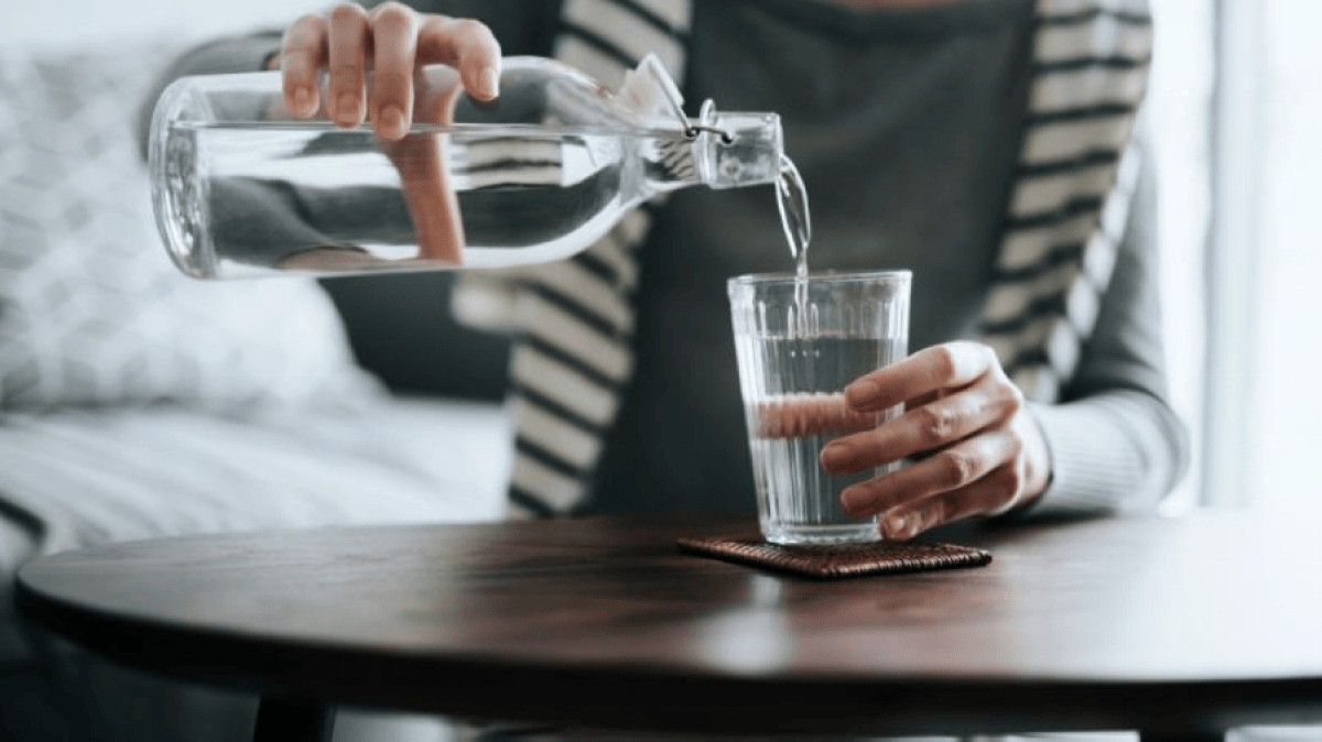 قبل القهوة.. لماذا يجب على كل امرأة فوق الـ 50 شرب الماء بعد الاستيقاظ؟