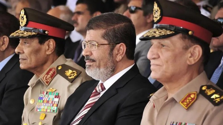 محمد مرسي.. عام في القصر وسنوات في الزنزانة.. قصة صعود وسقوط أول رئيس منتخب