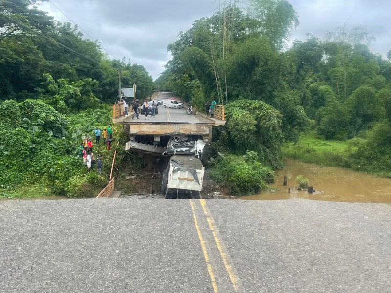 Colapsa puente que comunica a yamasá con don juan en monte plata