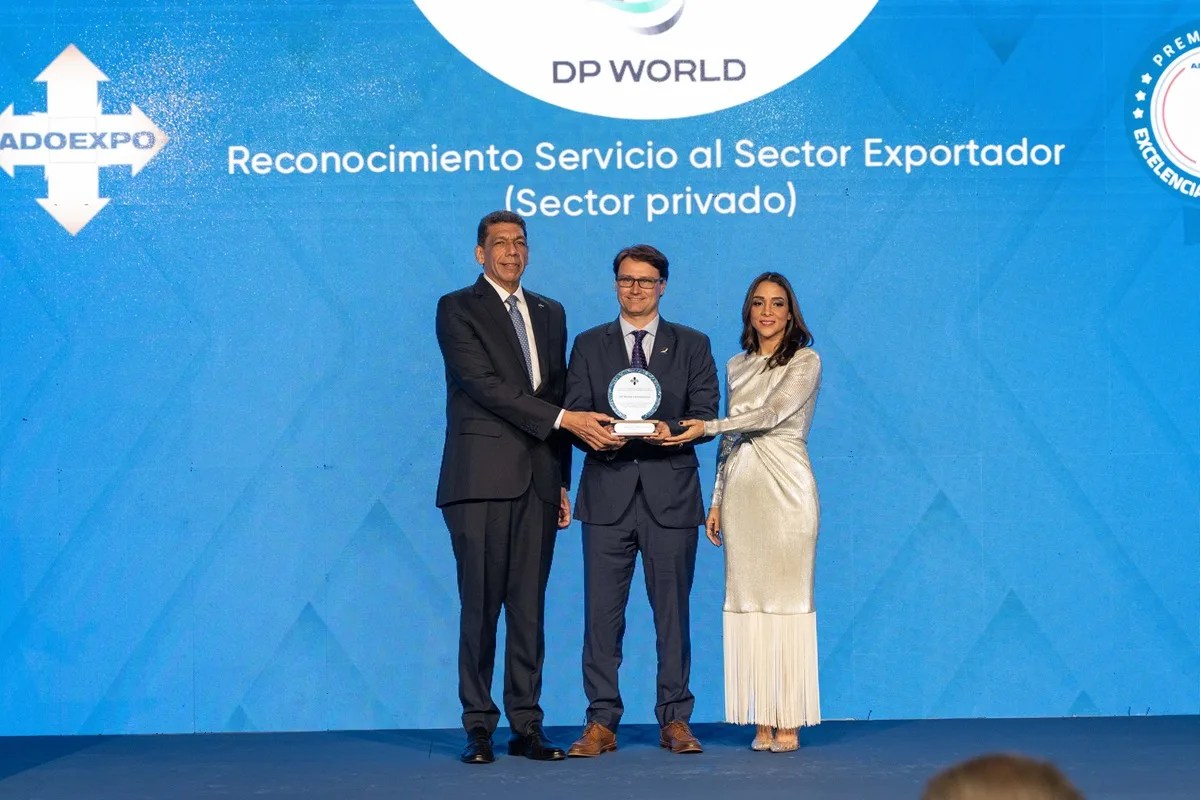 Dp world en rd recibe premio de adoexpo por su servicio al sector exportador y liderazgo en conectividad marítima