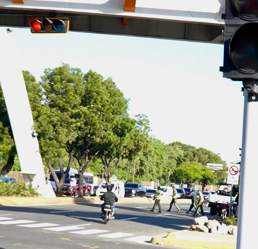 La digesett retiene 43 motocicletas en el distrito nacional tras intensificar operativos contra motoristas que cruzan semáforos en luz roja.