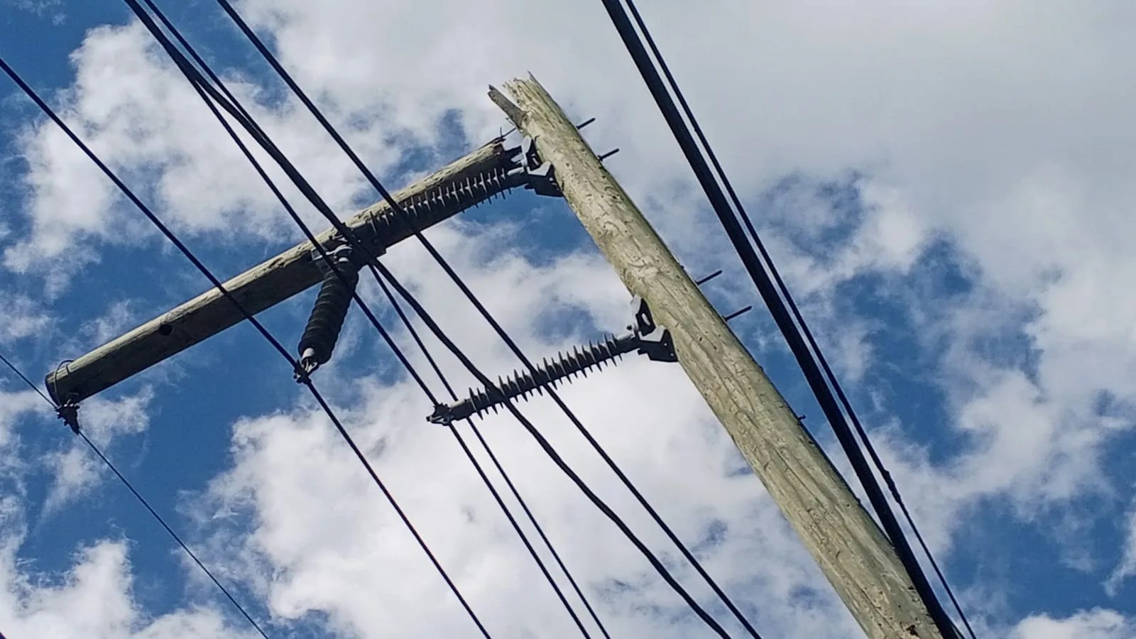 Accidente provoca avería en línea de 69 kv y deja sin luz a villa altagracia