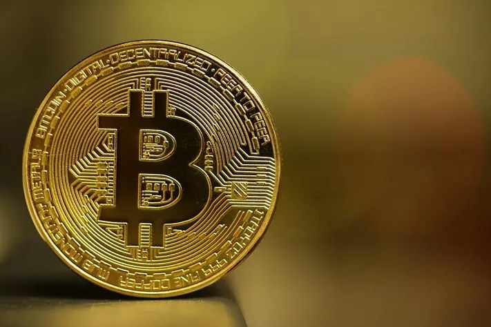 Desplome del bitcoin golpea finanzas de el salvador