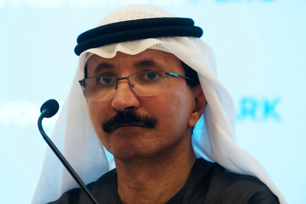 Sultan ahmed bin sulayem, presidente y director general del grupo dp world, operador portuario respaldado por dubái, escucha durante una conferencia de prensa en dubái, emiratos árabes unidos, el jueves 14 de marzo de 2019.