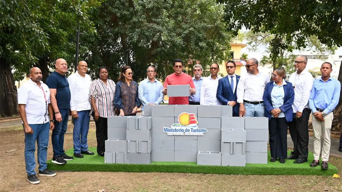 David collado inicia revitalización del parque san miguel en ciudad colonial