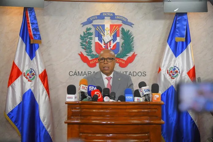 David collado entrega libro “santo domingo” a ceo de pax assistance en anato