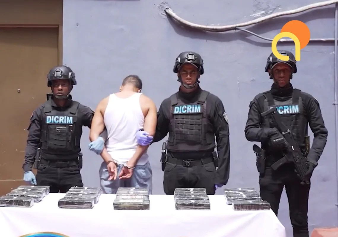 Policía nacional ocupa 21 paquetes de presunta cocaína en maría auxiliadora