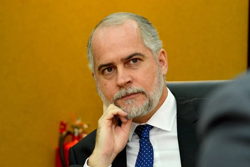 Alejandro fernández dejará la superintendencia de bancos
