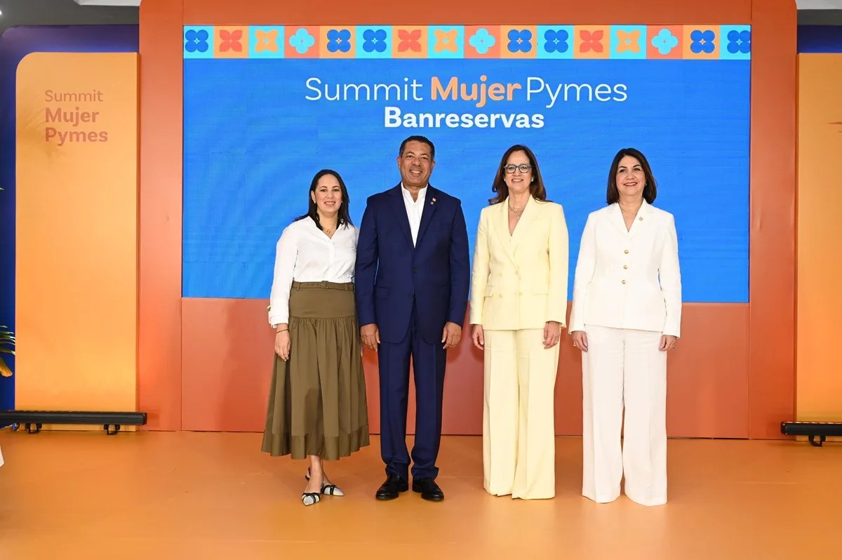 Los vicepresidentes ejecutivos senior administrativo, de negocios y capital humano, tecnología y operaciones de banreservas; alieska díaz, ysidro garcía y ana pou, junto a michelle ortiz, presidente de la asociación dominicana de mujeres empresarias, durante la segunda versión de summit mujer pymes banreservas.
