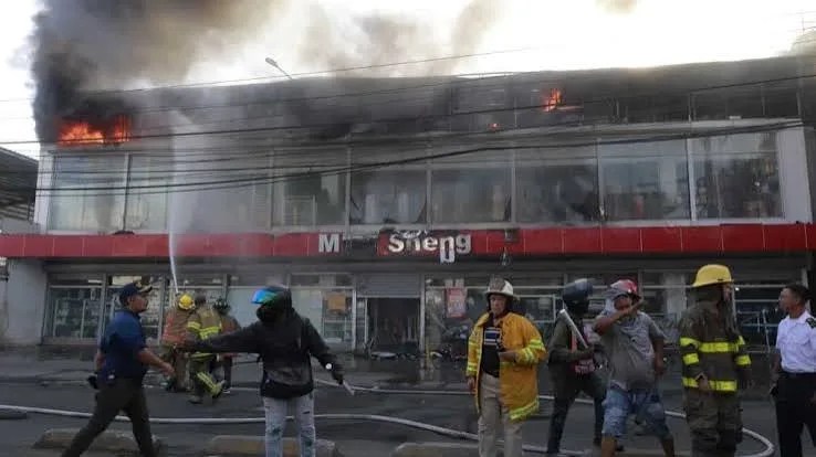 Fuego afecta la tienda china ming sheng en la isabel aguiar
