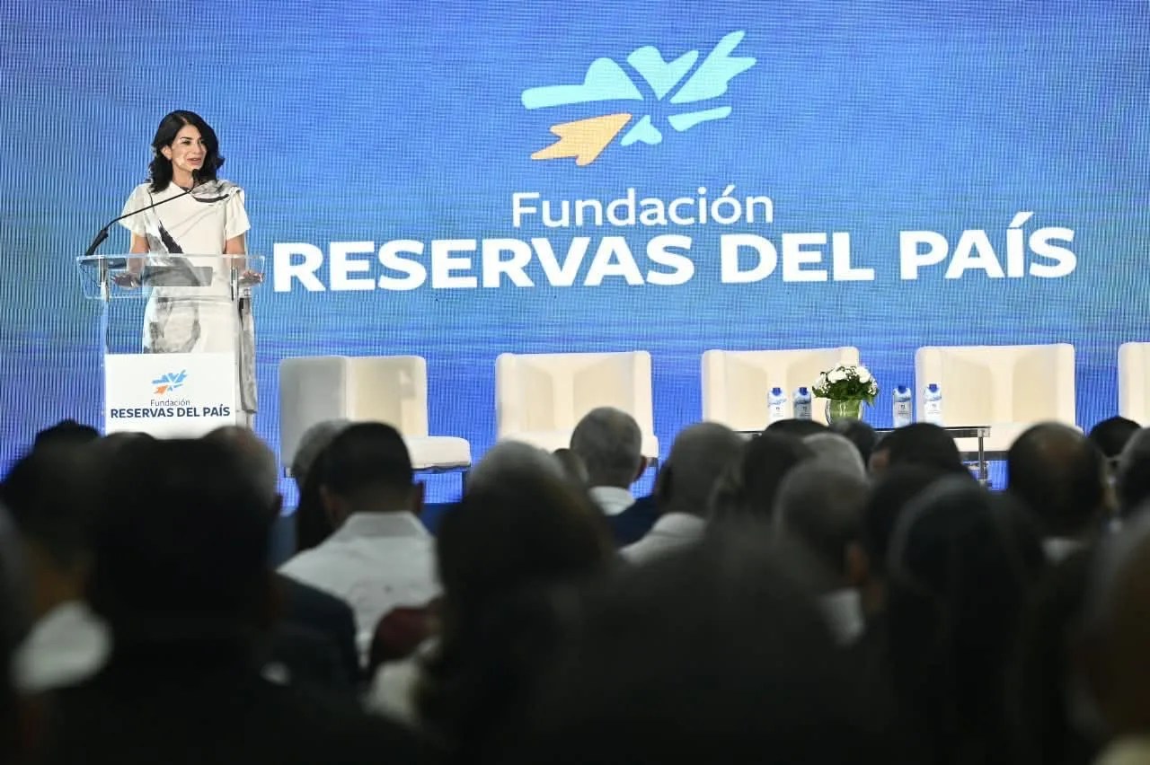 Yamily lópez, vicepresidenta ejecutiva de fundación reservas del país, habla durante la inauguración de la 5. ª feria de cooperativas y asociaciones aliadas santo domingo 2026.