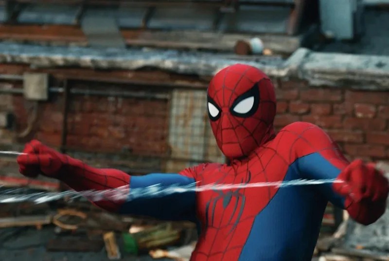 “spider-man: un nuevo día” alcanza los $2,000 millones en taquilla