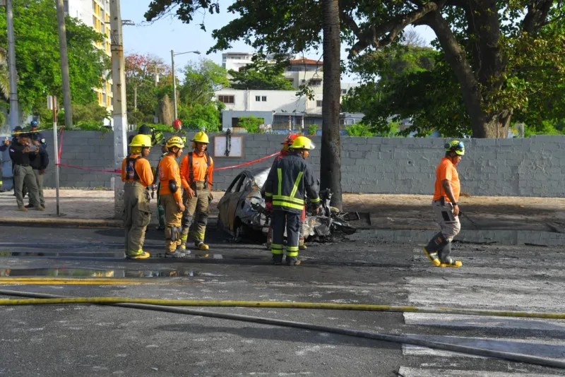 Hallan dos cuerpos tras incendio de camión tanquero en la avenida george washington