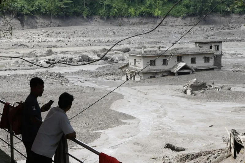 Alud en nepal y china deja más de 900 muertos y 4,700 desaparecidos