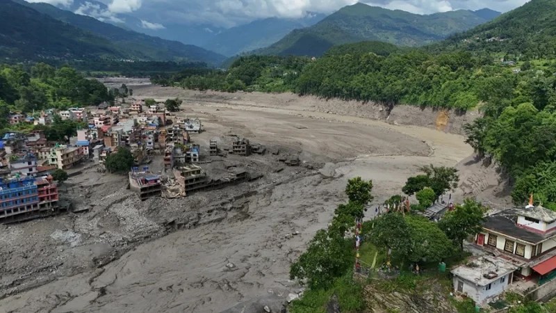 Casi 400 peregrinos quedan sin contacto en nepal tras una riada en la frontera con china.