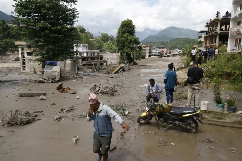 Riada en nepal y china deja 160 muertos y cientos de desaparecidos