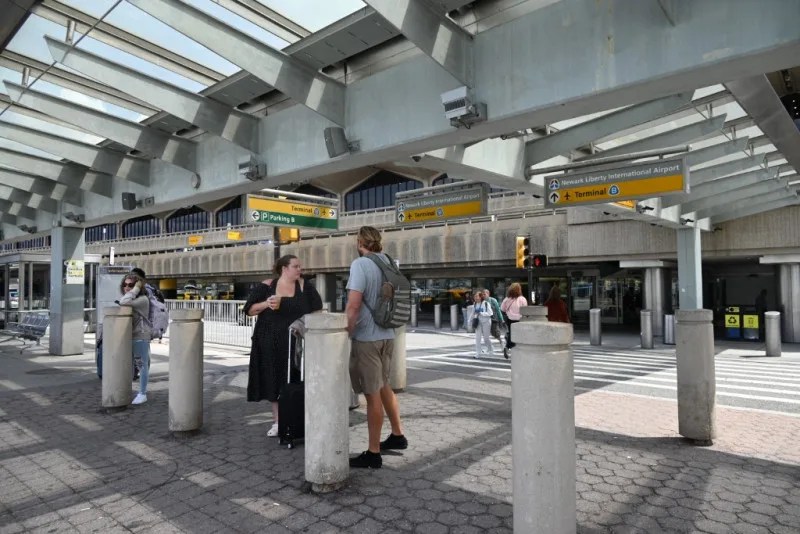 Trece heridos al chocar autobús en aeropuerto de newark