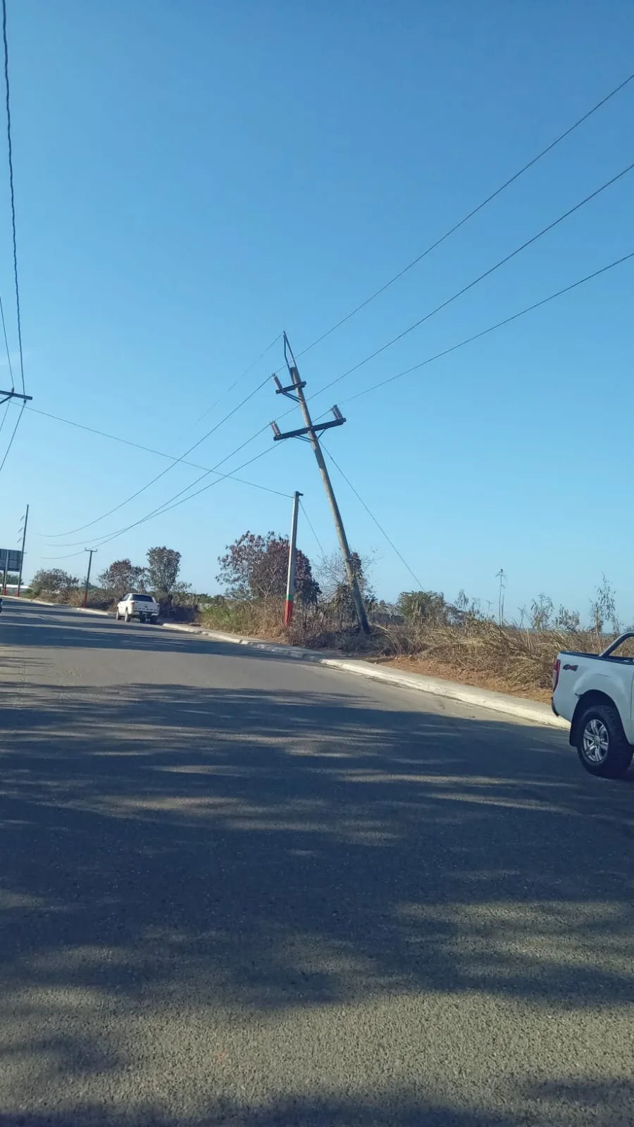 Poste roto por incendio provoca apagón en los alcarrizos