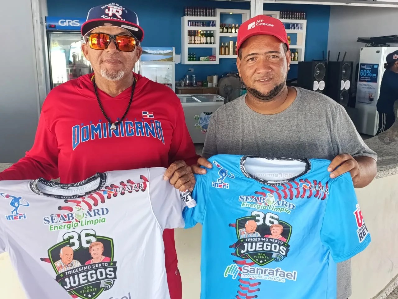 Juan eligio rojas y carlos hernández (nina)coordinadores de la disciplina del béisbol u12 de los juegos san vicente.