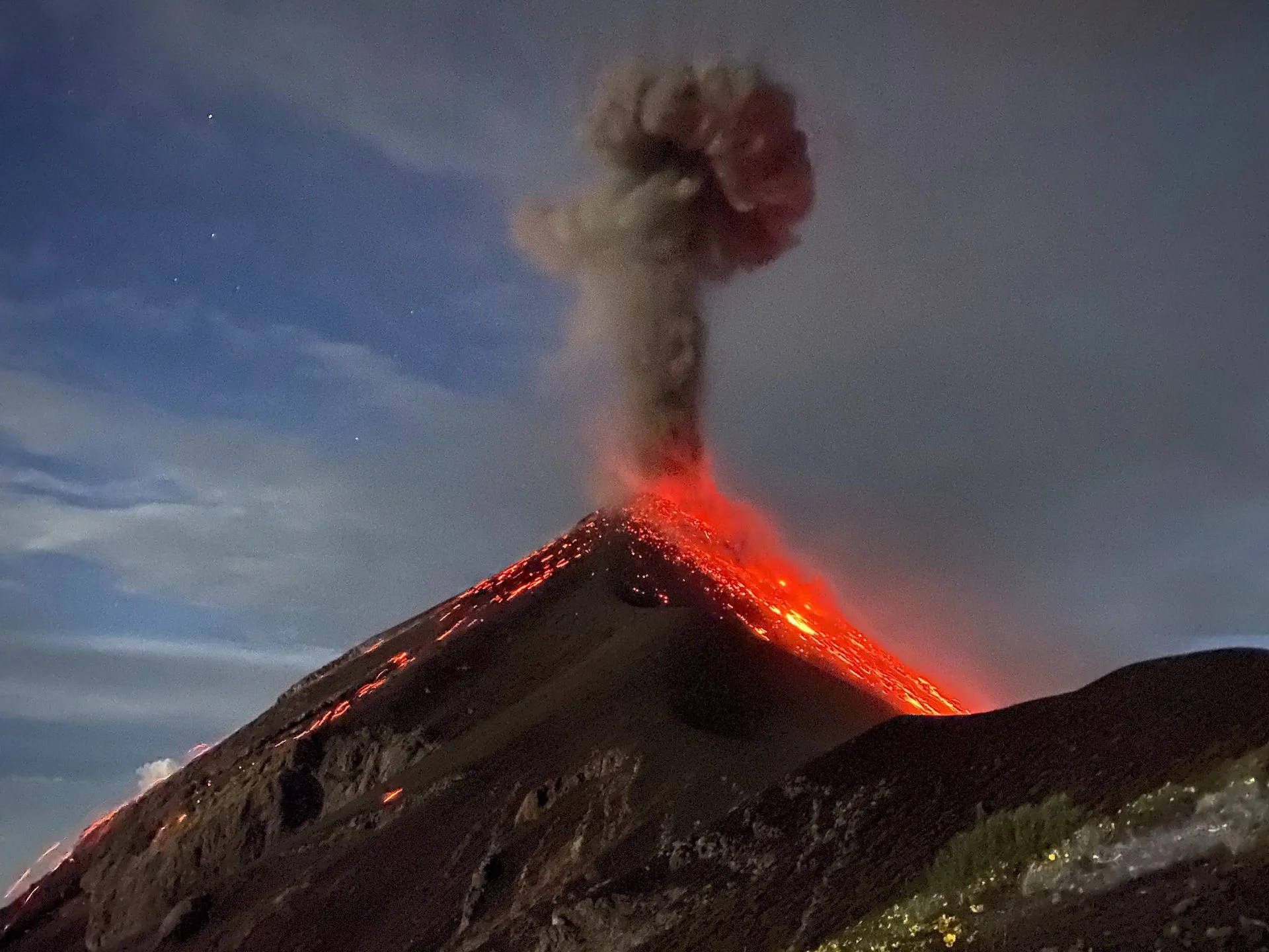 Guatemala declara alerta por fuerte erupción del volcán de fuego