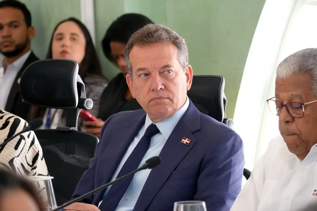 Ito bisonó encabeza su primer encuentro de trabajo con viceministros y directores del mirex