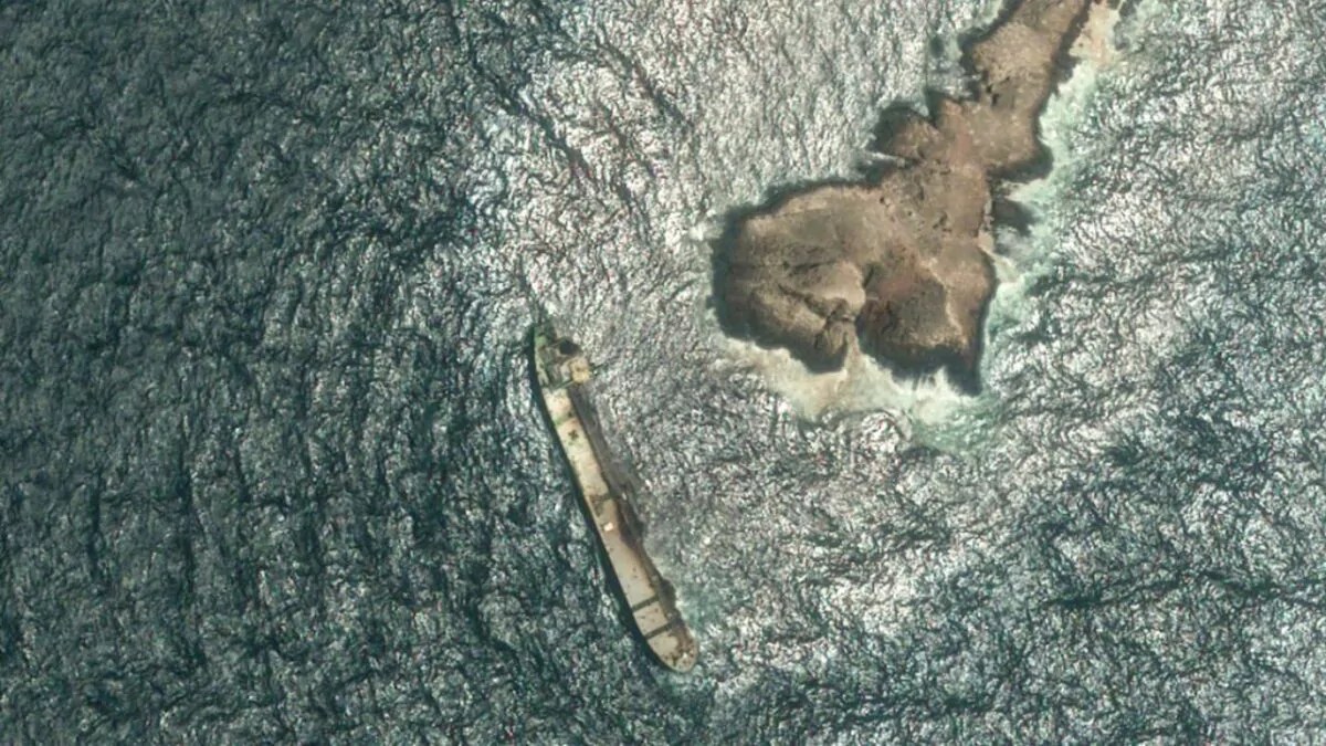 Derrame de petróleo amenaza la costa de omán tras fuga