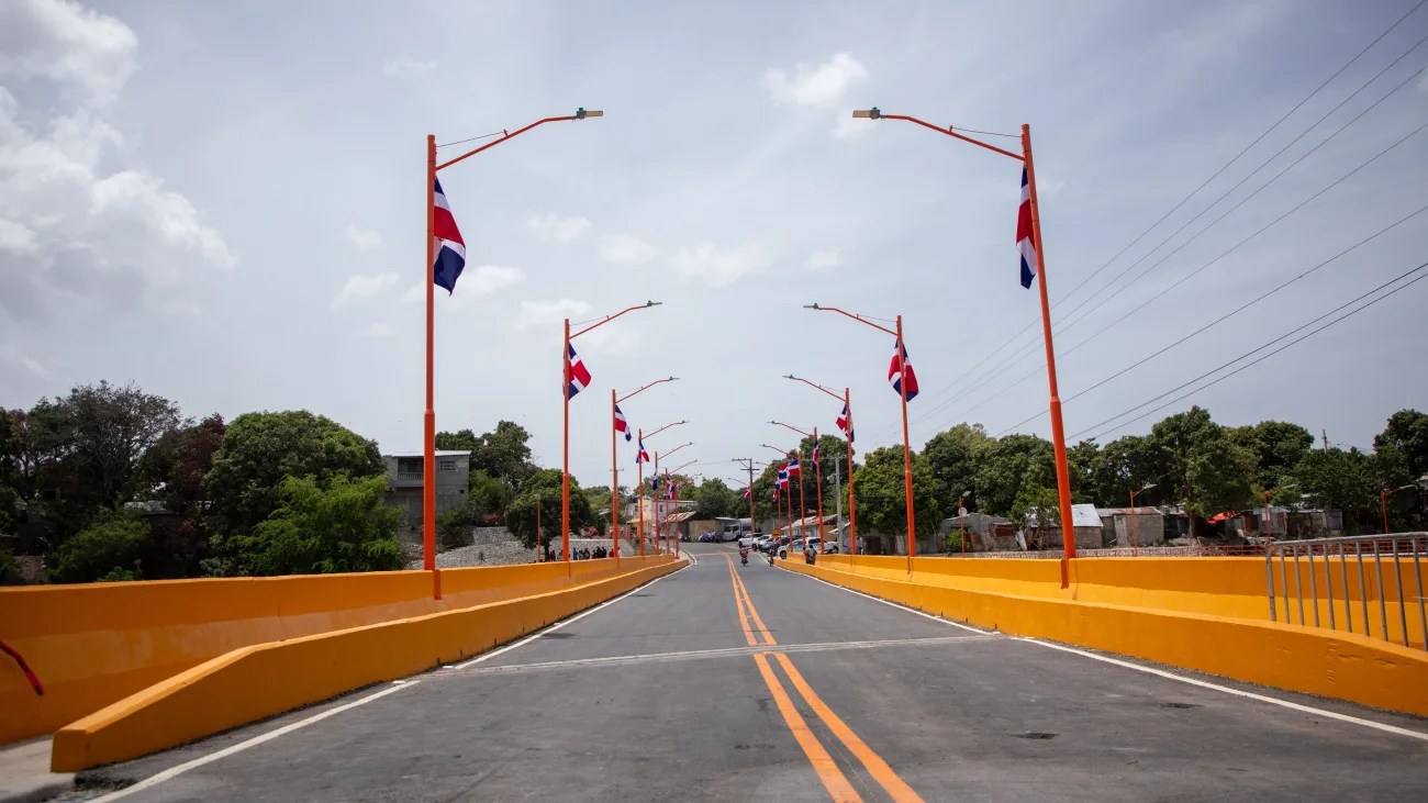 Abinader inaugura el puente los hierros en baní tras cuatro décadas de espera