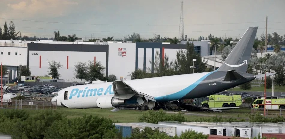 Cinco muertos al estrellarse avión de carga de amazon en miami