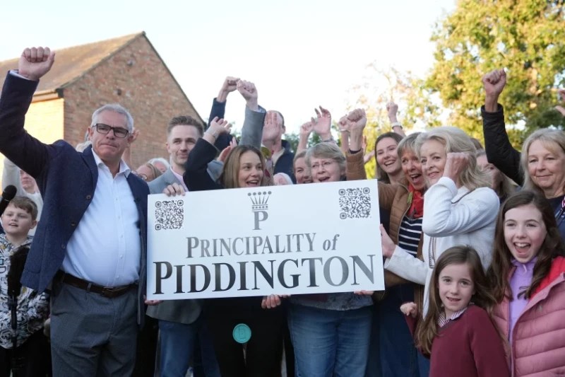Vecinos de la aldea de piddington en una concentración en esa localidad de gran bretaña, el 16 de septiembre del 2026.
