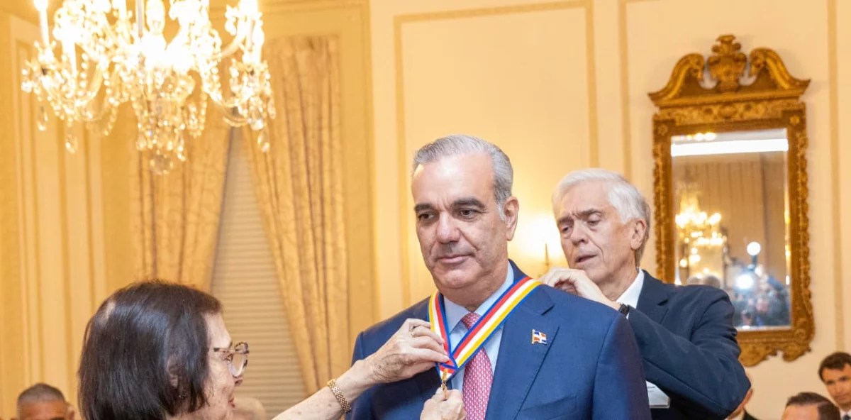 Abinader recibe la insignia de oro de americas society en nueva york