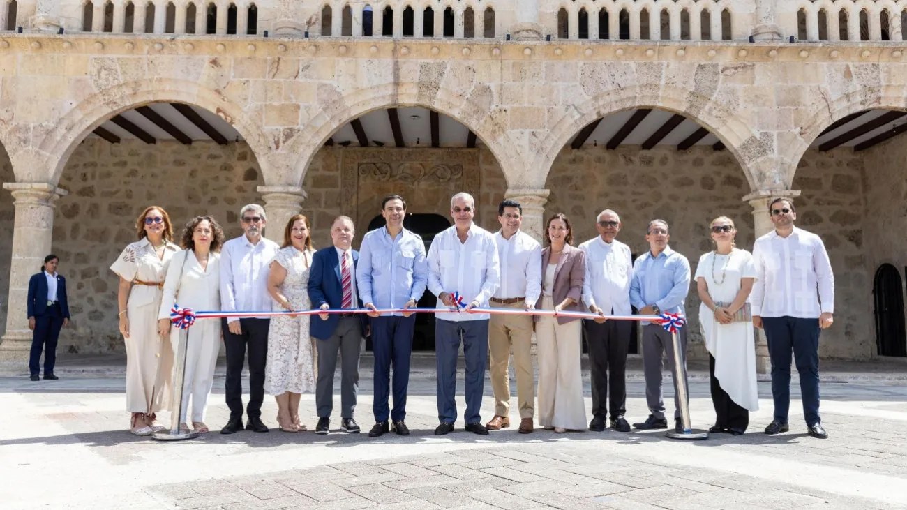 Abinader inaugura renovado alcázar de colón y nueva ruta de autobuses eléctricos