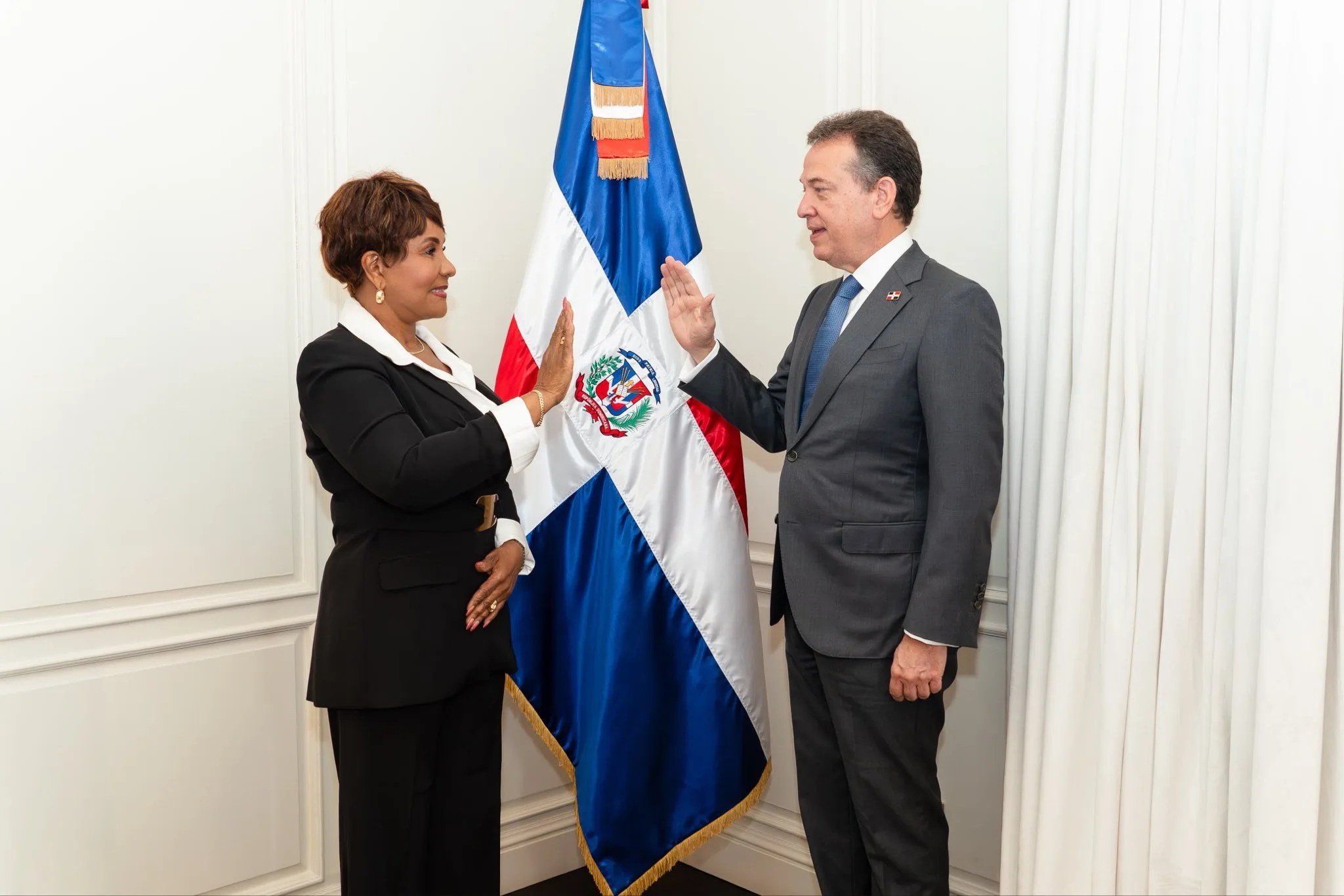 Ito bisonó juramenta a josefa castillo como cónsul general en miami