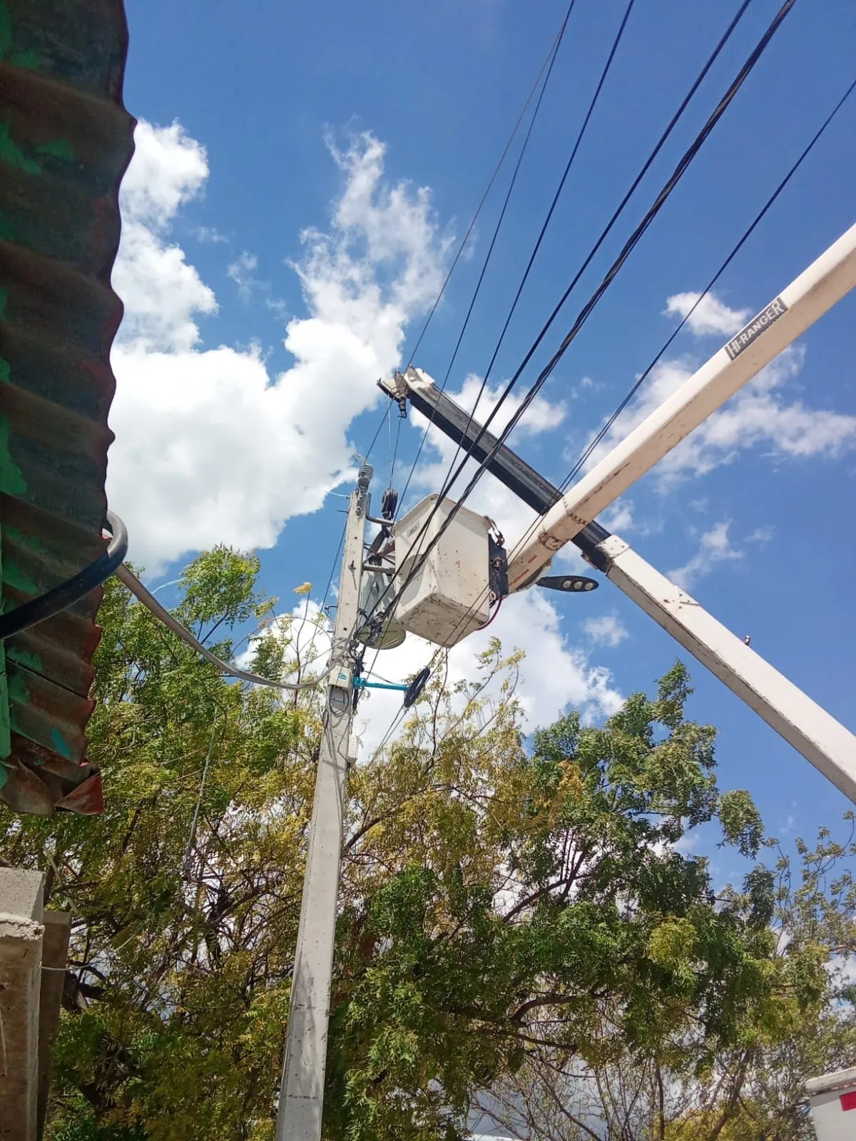 Edesur instala nuevo transformador para mejorar servicio eléctrico en villa jaragua