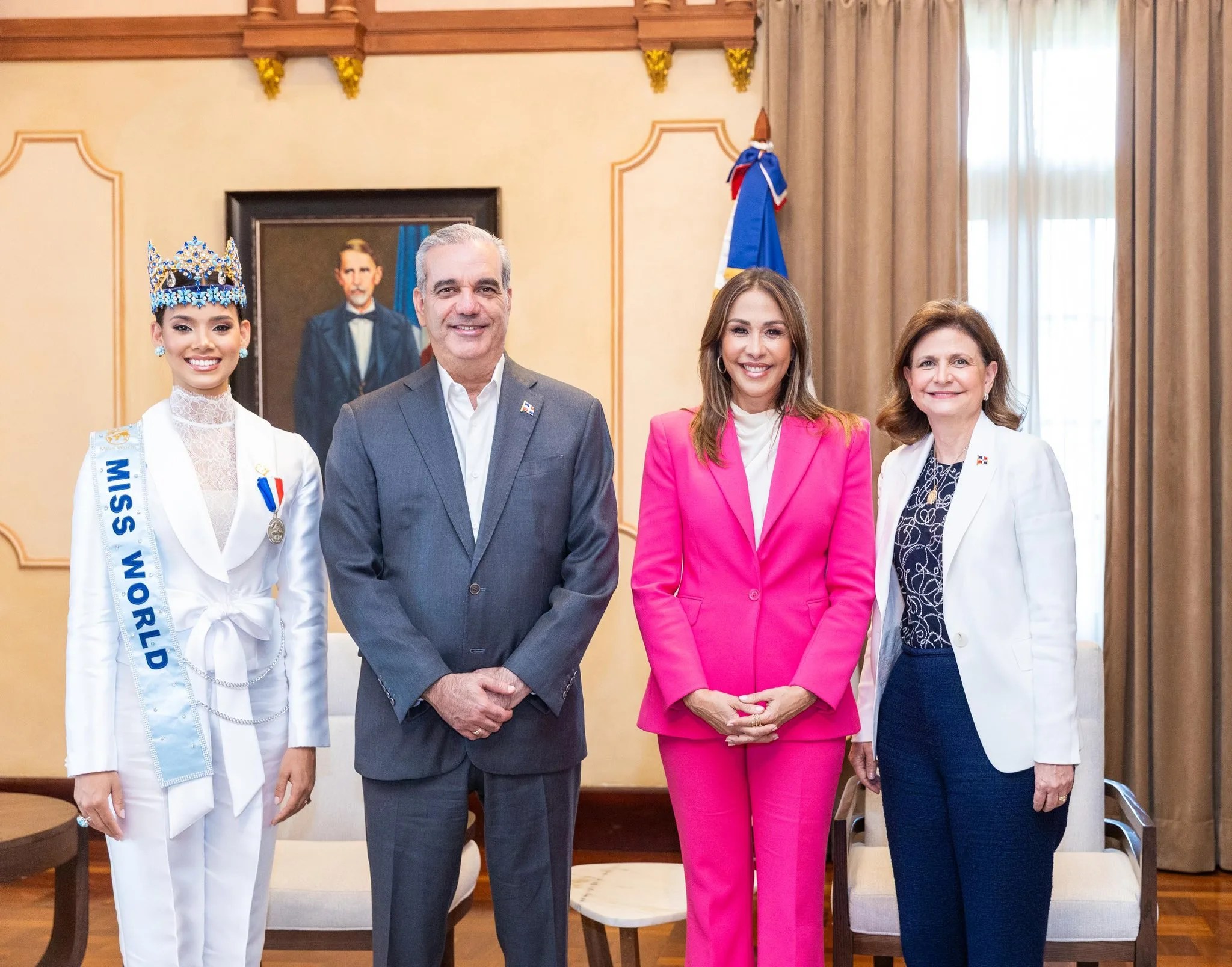 Abinader recibe a joheirry mola y le otorga medalla al mérito civil