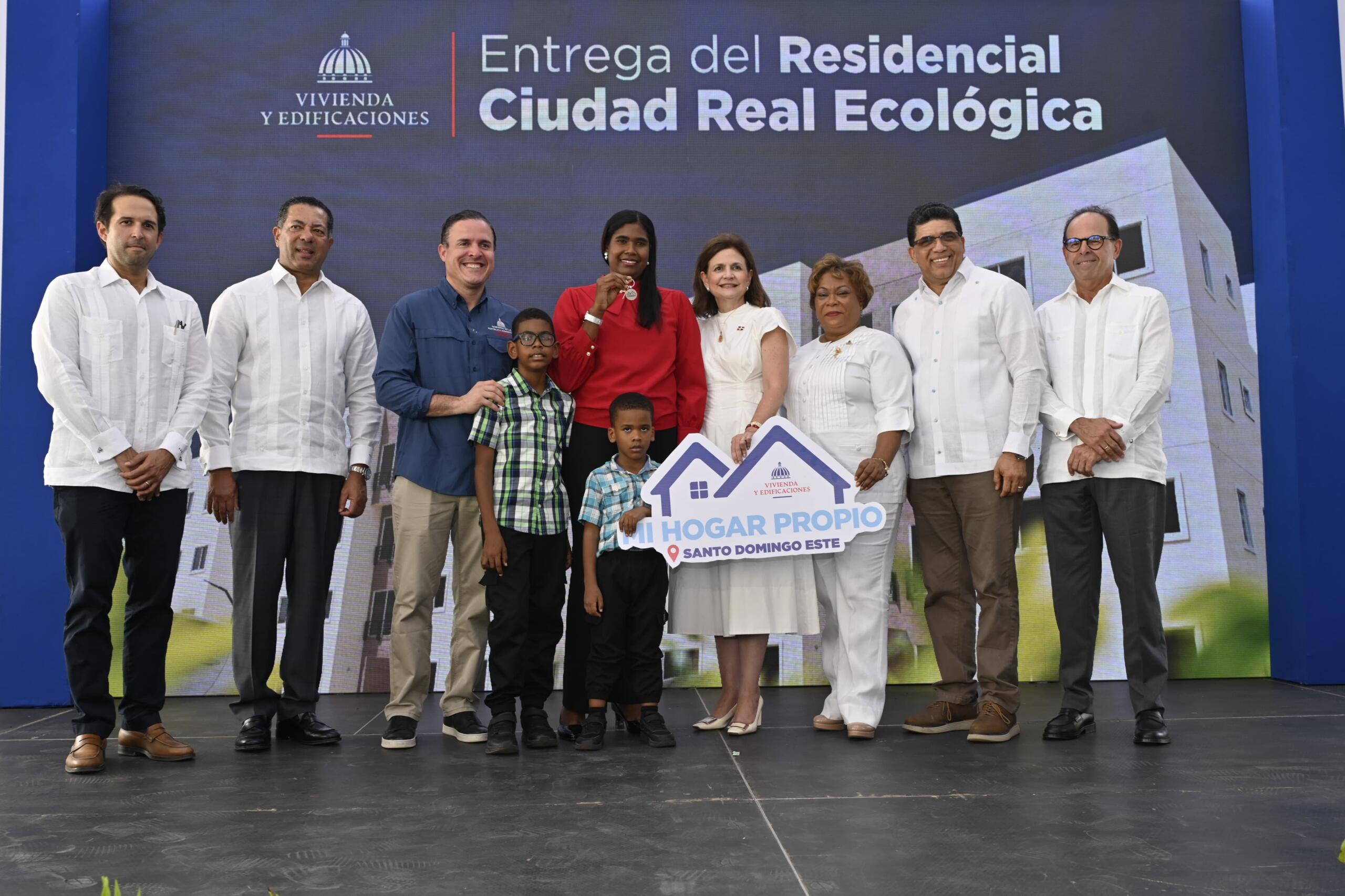 Doris terrero junto a sus hijos reciben las llaves de su apartamento en el residencial ciudad real ecológica, santo domingo este. Desde la izquierda: roberto garcía bisonó, gerente de proyectos de la constructora bisonó; ysidro garcía, vicepresidente ejecutivo senior de negocios banreservas; jean luis rodríguez, ministro del mivhed; raquel peña, vicepresidente de la república; lucrecia santana, gobernadora de la provincia santo domingo; dio astacio, alcalde del municipio santo domingo este; y juan antonio bisonó, vicepresidente de la constructora bisonó