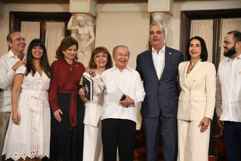 Ellis pérez recibe premio adulto mayor del año a sus 90 años