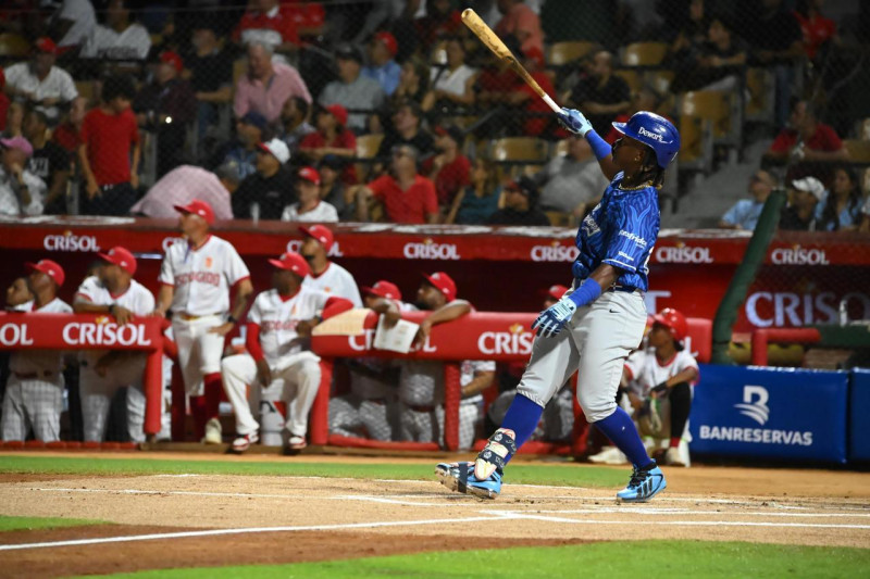 Jesus madé, de los tigres, observa su cuadrangular en su primer turno en el partido de este viernes frente a los leones del escogido