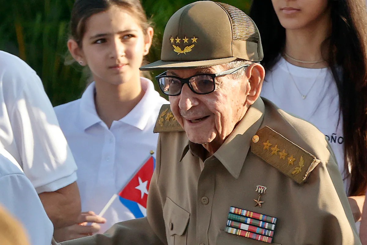 Jueza de miami emite orden de arresto contra raúl castro por derribo de avionetas en 1996