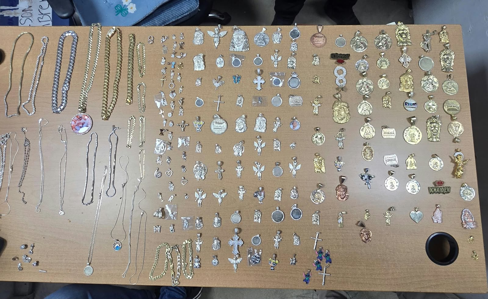 Pn recuperan prendas robadas de una joyería en santiago