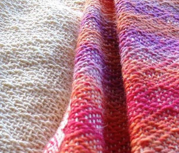 Twee plaids juist van het weefgetouw gekomen.