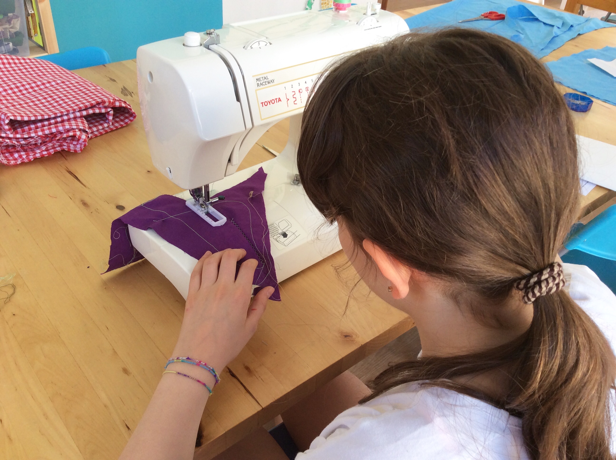 Chiara cuce un'asola