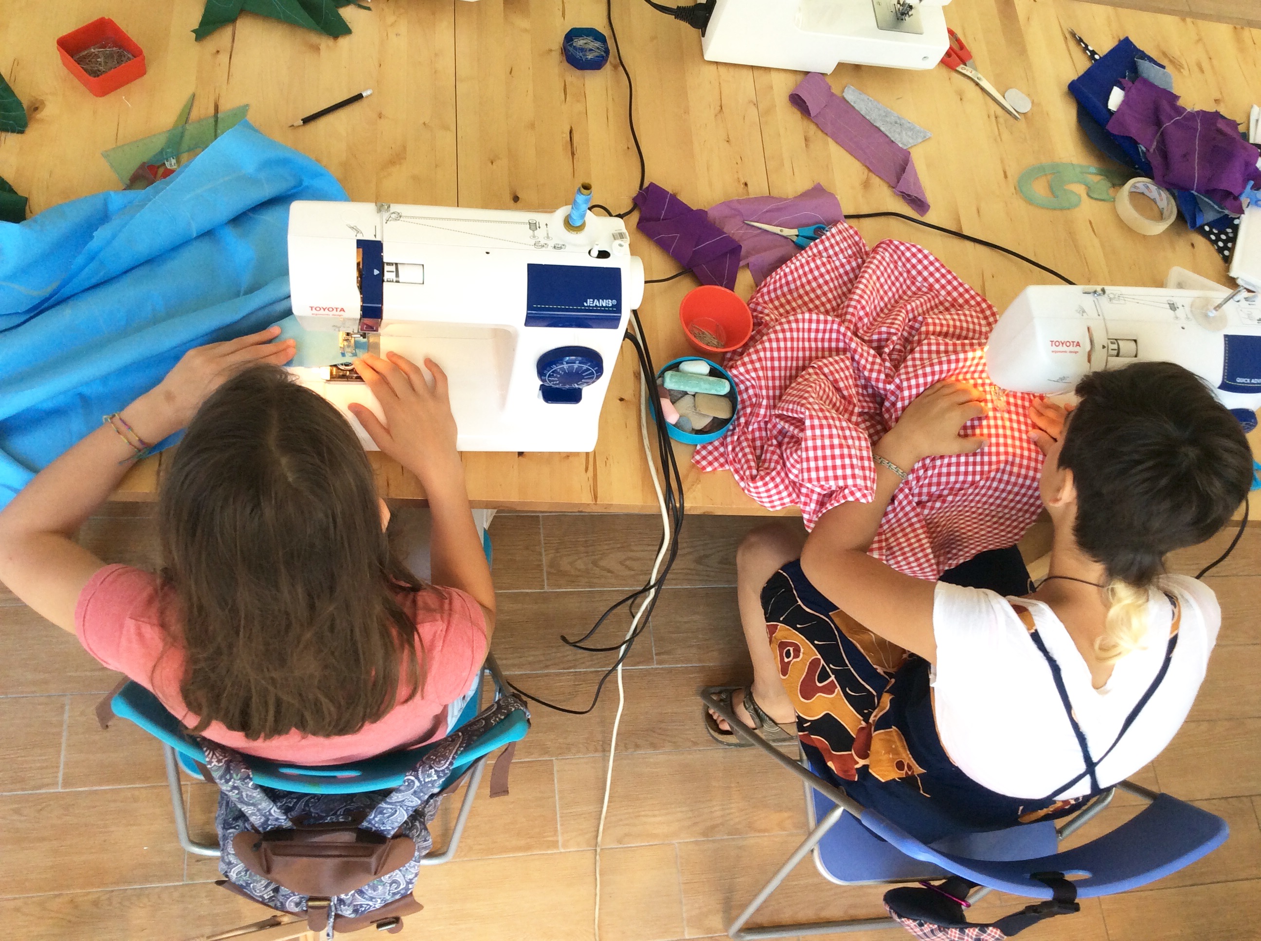 Alice e Giorgia cuciono