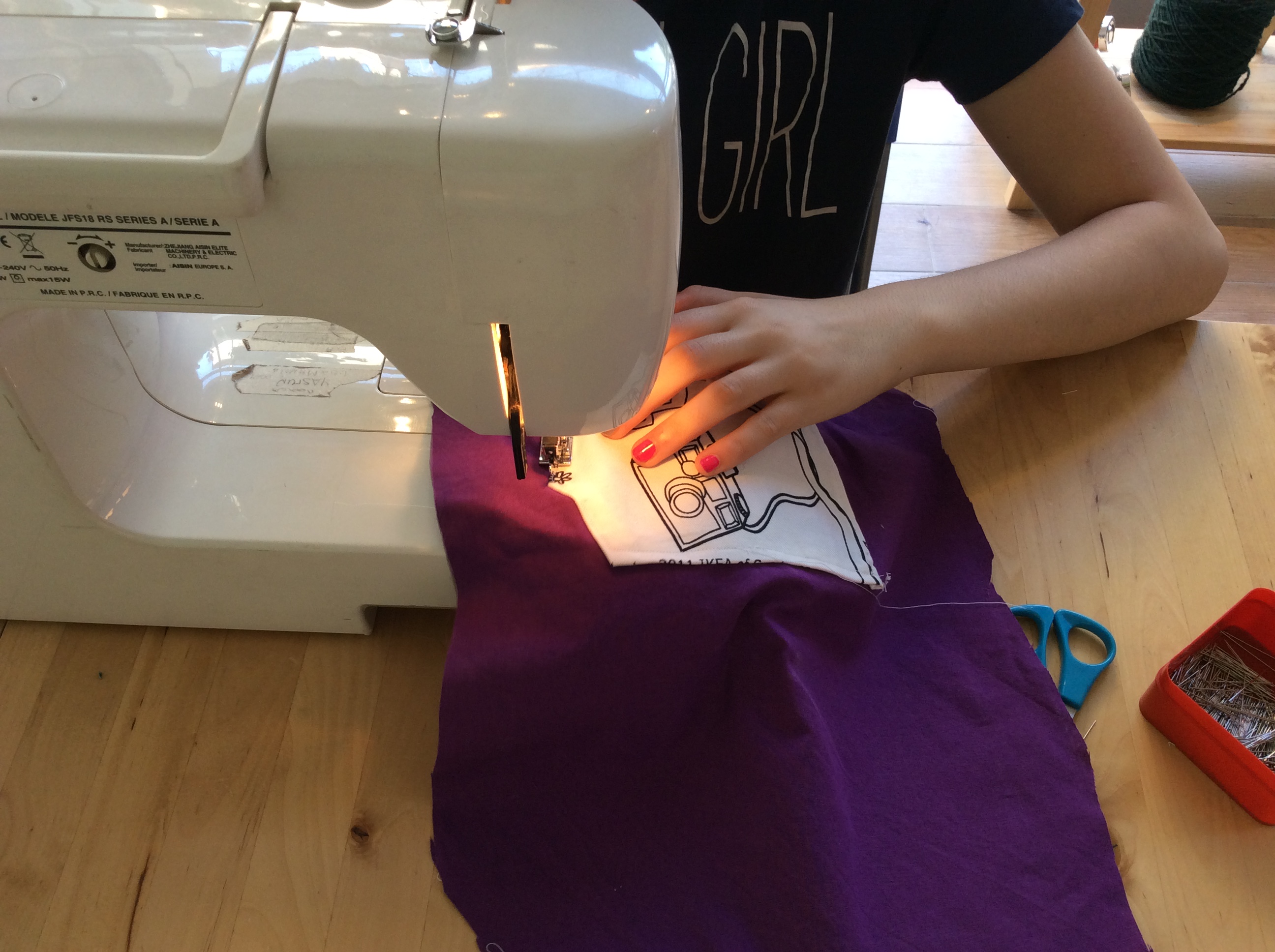 Jasmine cuce la tasca