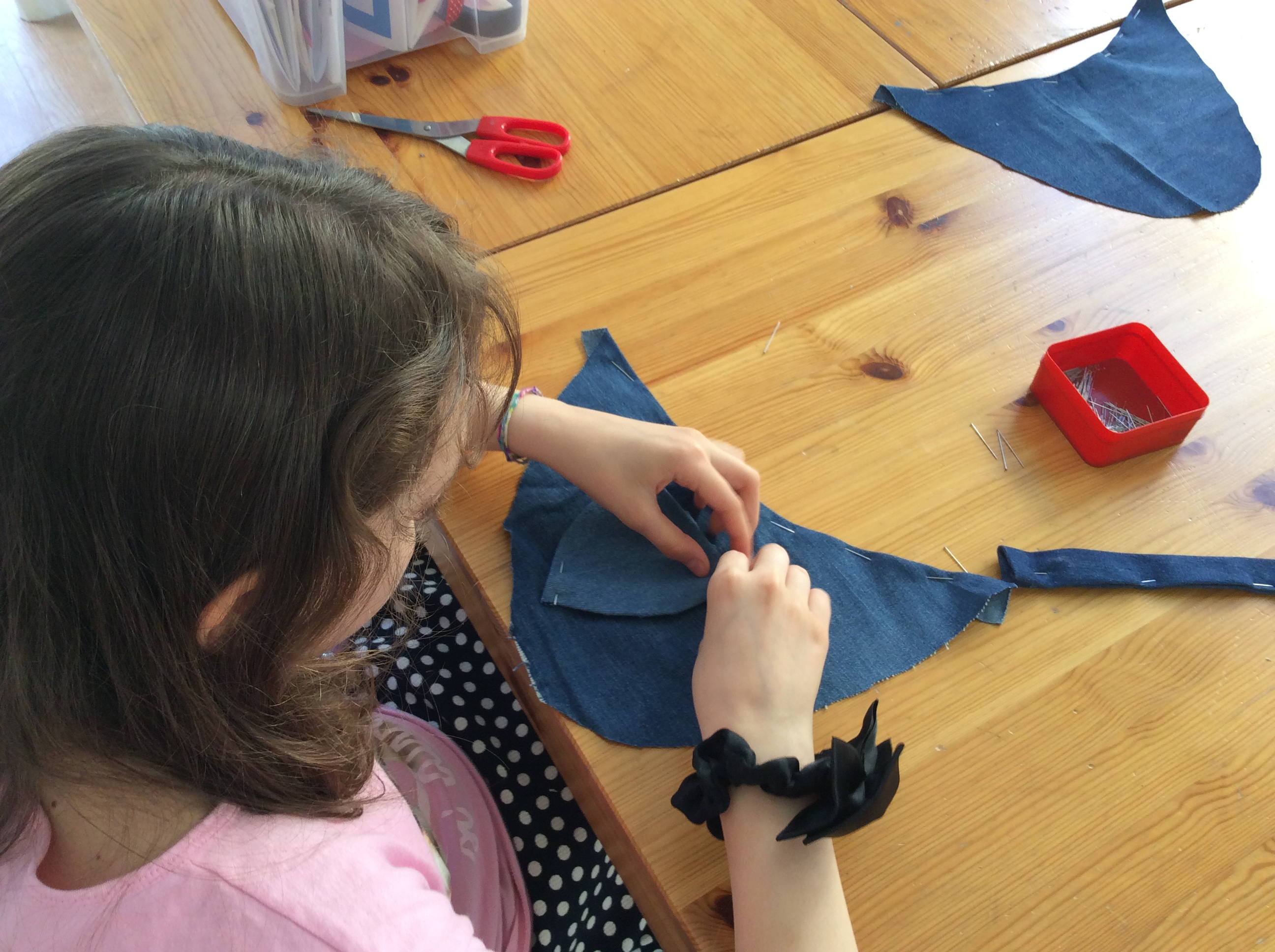 Chiara posiziona la tasca