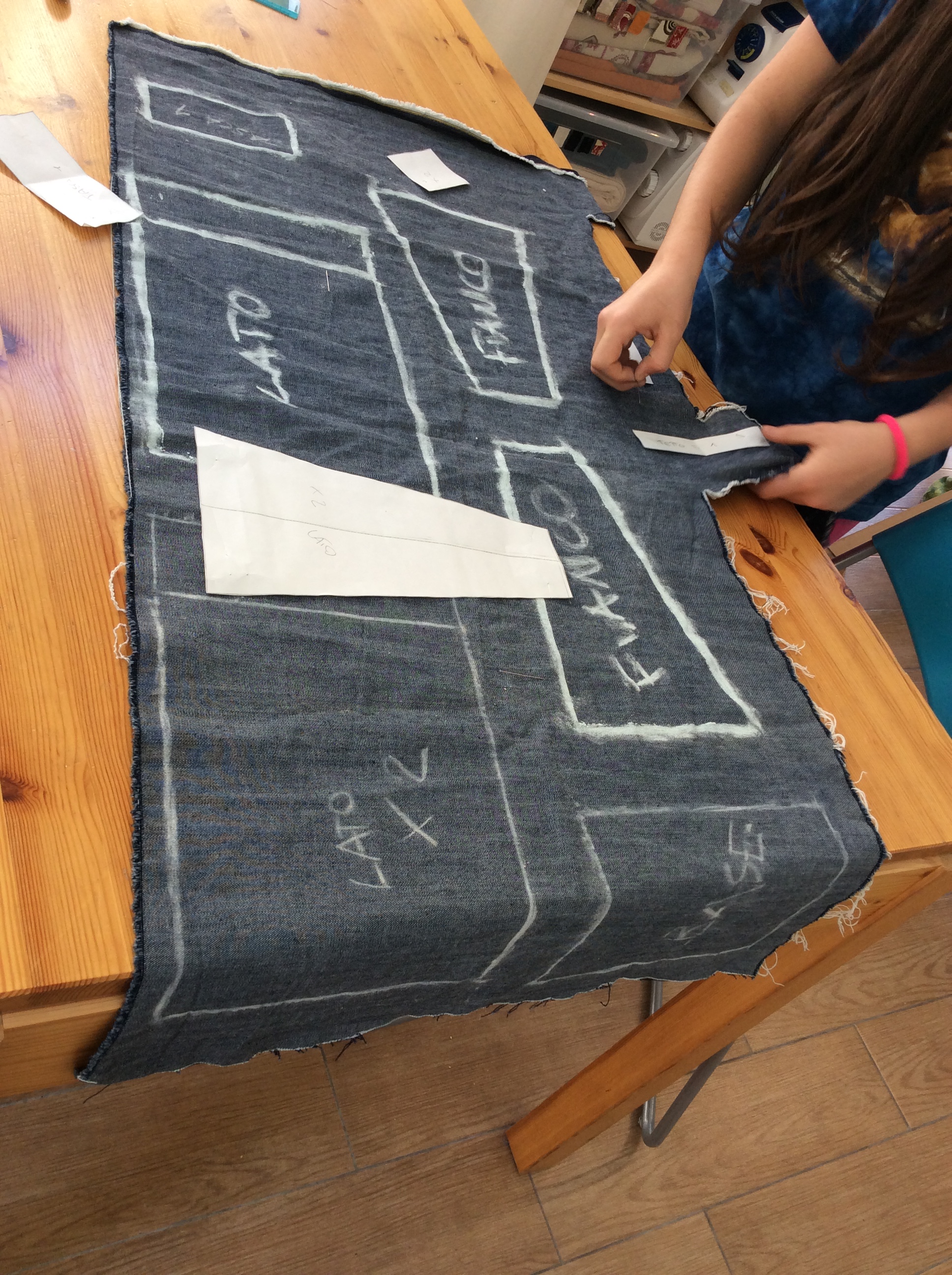 Clara disegna sulla stoffa