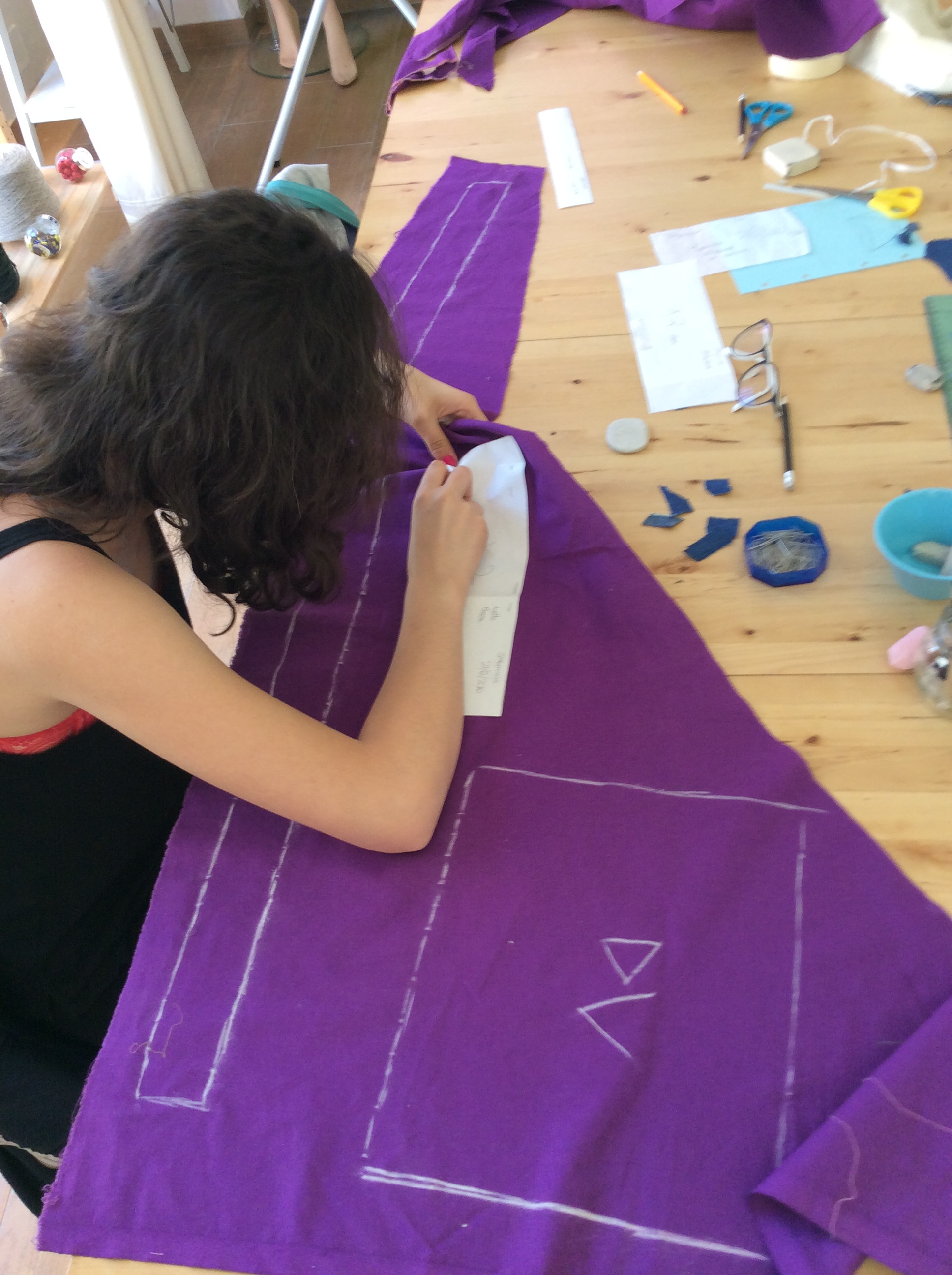 Jasmine disegna sul tessuto